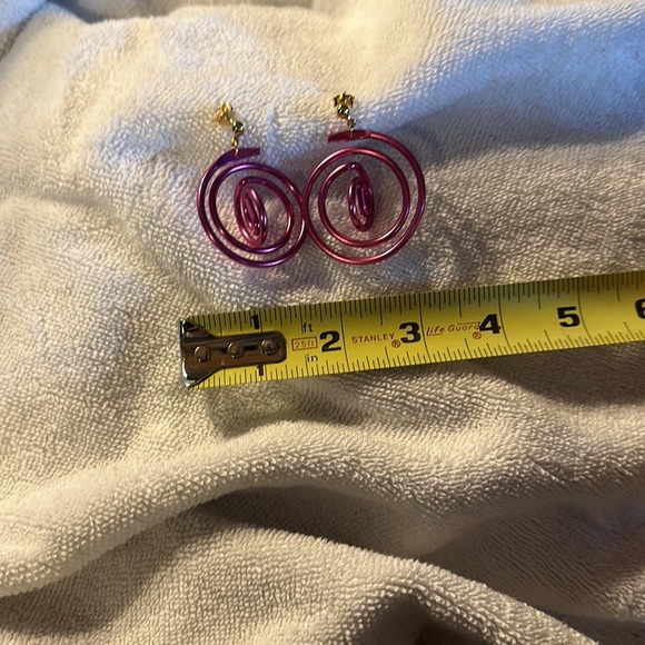 Avon Vintage 1992 Hot Pink and Goldtone Spiral Earrings - Picture 5 of 5